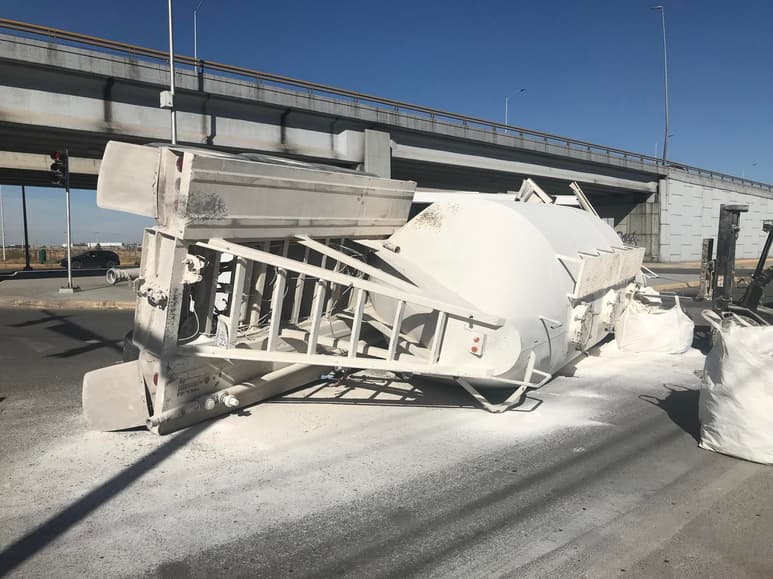 Los primeros peritajes indicaron que la unidad salió de la parte baja del puente vehicular y al intentar incorporarse al periférico, el contenedor se desprendió con los resultados ya descritos. (EL SIGLO DE TORREÓN)