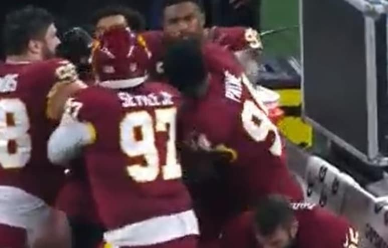 Los lineares defensivos del Washington Football Team Jonathan Allen y Daron Payne protagonizaron una intensa pelea en la banca del equipo durante el partido que los 'hundió' en la liga.