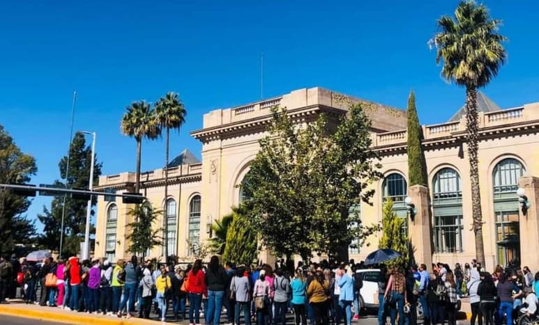 Trabajadores del CADI también salieron a exigir el pago de su aguinaldo y cerraron una vialidad.
