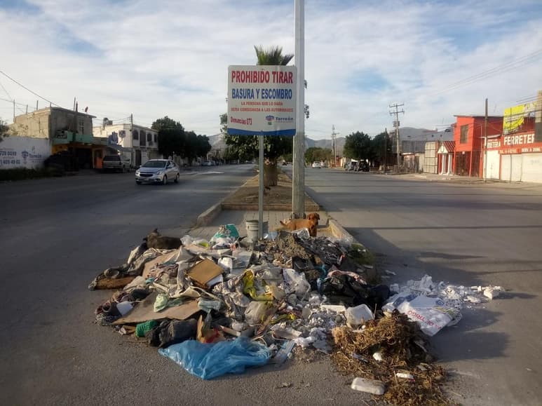 Ni la gente deja de arrojar basura ni los trabajadores de PASA la recogen. (EL SIGLO DE TORREÓN)