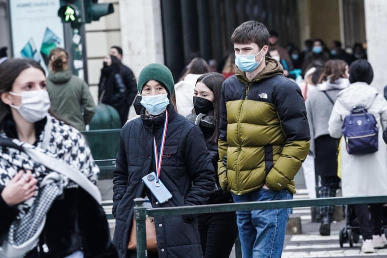 Autoridades italianas relacionan este nuevo máximo de contagios con la rápida propagación de la variante Ómicron. (ARCHIVO)