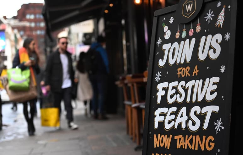 A pesar de la cifra récord registrada en Reino Unido el primer ministro Boris Jonhson ha dicho que no se impondrán restricciones antes de las celebraciones de Nochevieja. 28 de diciembre 2021 (EFE)
