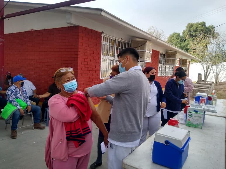 En esta sede se proyecta aplicar 1,300 dosis de la farmacéutica AstraZeneca, ya que se atiende a habitantes de seis comunidades aledañas. (EL SIGLO DE TORREÓN)