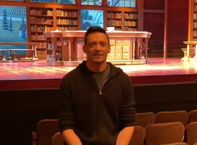 Hugh Jackman, mejor conocido por sus papeles como Wolverine y The Greatest Showman, anunció a través de su cuenta de Instagram este martes que dio positivo a COVID-19 por lo que se han cancelado sus actuaciones en musical The Music Man en Broadway hasta fin de año.