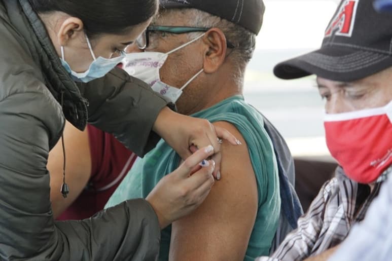 La tercera dosis que personal de salud está aplicando a los adultos mayores de Torreón es de la farmacéutica de AstraZeneca. (EL SIGLO DE TORREÓN)