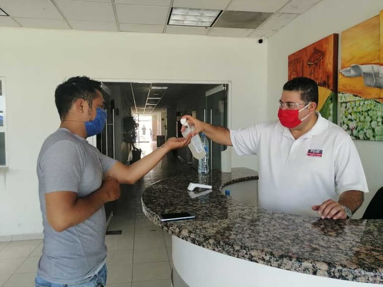 El lavado frecuente de manos, el distanciamiento social y el uso del cubrebocas son medidas sanitarias fundamentales. (ARCHIVO)