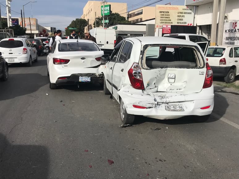 Los vehículos presentaron daños materiales de consideración. (EL SIGLO DE TORREÓN)