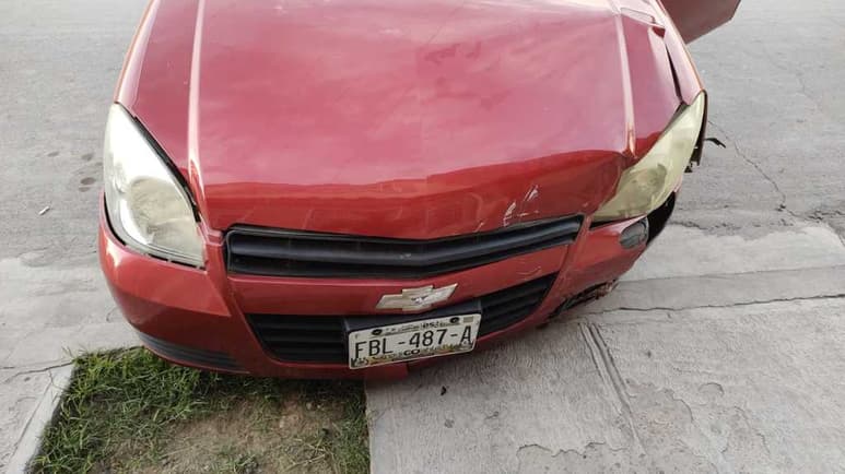 El automóvil Chevrolet Chevy se impactó contra una finca. (EL SIGLO DE TORREÓN)