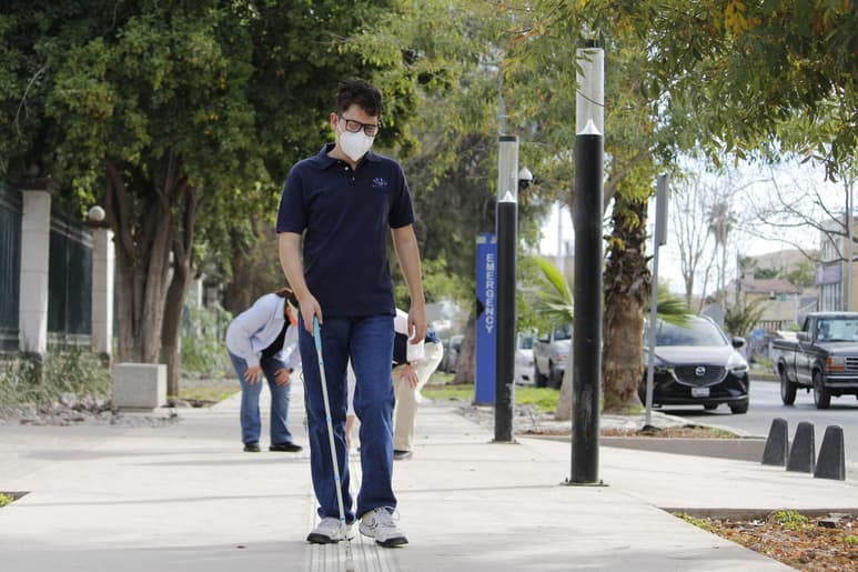 Cardiel destacó la utilidad que tendrá dicho elemento en la movilidad de personas invidentes o con necesidades especiales en su visión debido a que anteriormente el ingresar al Bosque Venustiano Carranza representaba enfrentarse a diversos obstáculos. (VERÓNICA RIVERA)