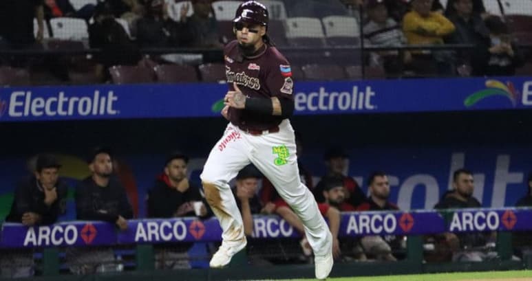 Tomateros de Culiacán anotaron cuatro carreras en el llamado episodio de la suerte, para darle la vuelta al juego y al final, logró vencer por marcador de 5-3 a Mayos de Navojoa.