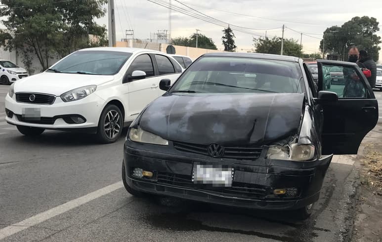 Paramédicos de la Cruz Roja arribaron al lugar para atender al los conductores involucrados, mismos que presentaron golpes leves que no requirieron hospitalización. (EL SIGLO DE TORREÓN)