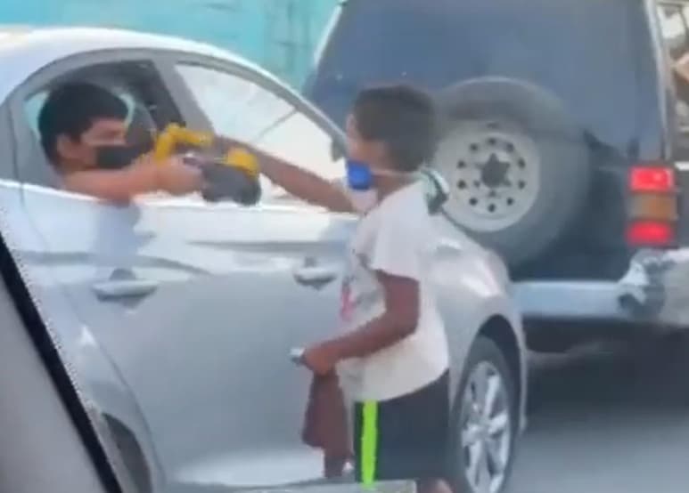 Antes de obsequiarle sus carritos, el niño del carro jugó con el otro, además de compartir un paquete de frituras (CAPTURA)