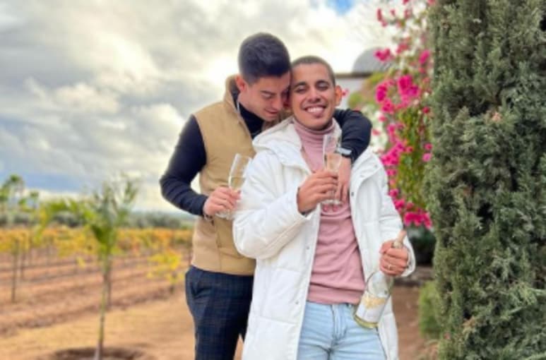 Apenas el pasado 19 de noviembre Jhony Caz, integrante de Grupo Firme y hermano de Eduin Caz, recibía la sorpresa durante un concierto cuando su pareja subió al escenario a mitad del espectáculo para pedirle matrimonio. (CORTESÍA)