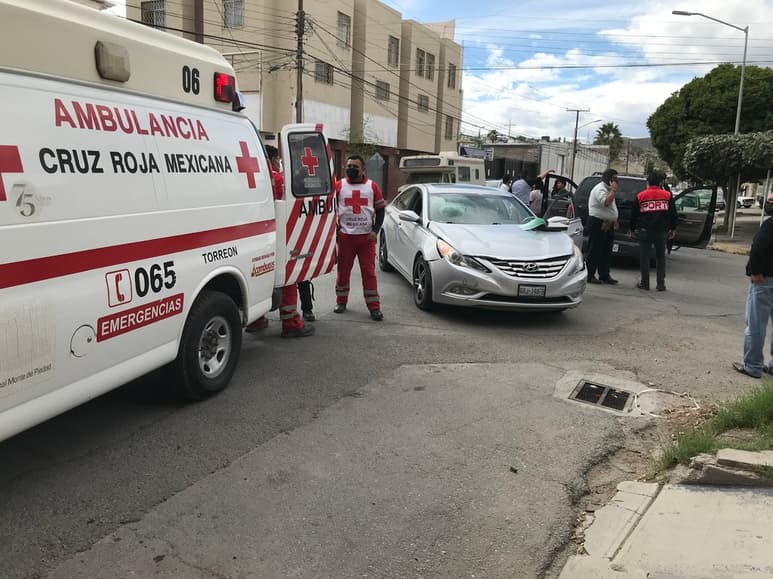 Paramédicos de la Cruz Roja atendieron a una mujer. (EL SIGLO DE TORREÓN)