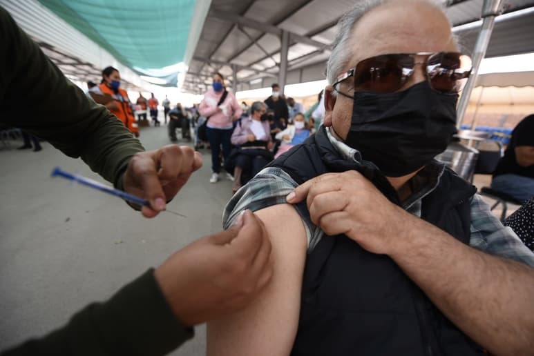 El Centro Comunitario Peñoles de Torreón fue la sede más demandada por las personas adultas mayores de 60 años que buscaron el refuerzo anticovid de la farmacéutica de AstraZeneca. (EL SIGLO DE TORREÓN)