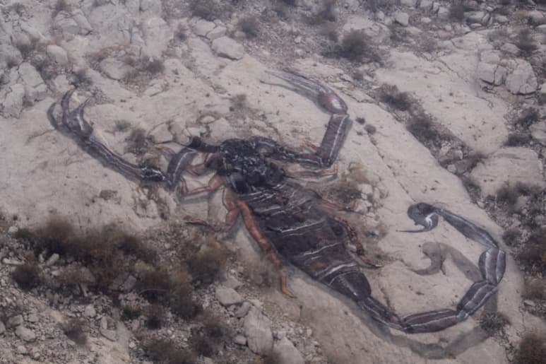 El tiempo de elaboración de la obra fue de una semana completa y se encuentra plasmada en un peñasco del Cerro de las Noas. (EL SIGLO DE TORREÓN)