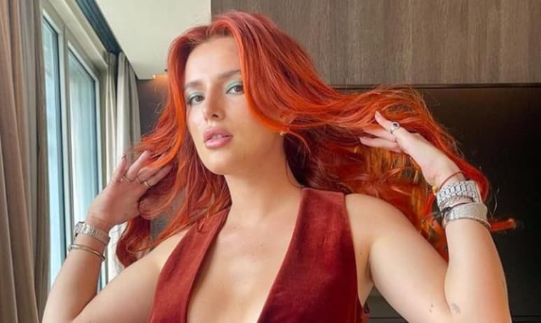 La modelo estadounidense se dejó ver con poca ropa durante Navidad (@BELLATHORNE)