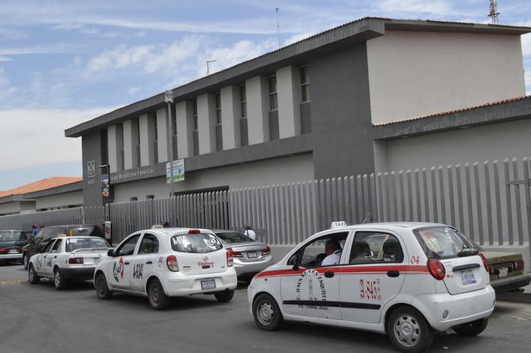 Tras el choque ambas unidades fueron a dar contra muros de concreto, registrando cuantiosos daños. (EL SIGLO DE TORREÓN)