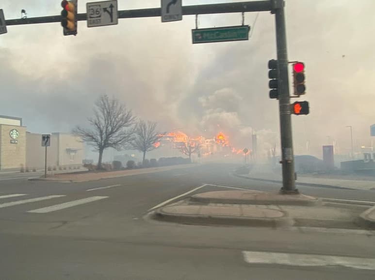 Debido a los fuertes vientos que viajaban a 100 kilómetros por hora los incendios en Colorado se expandieron rápidamente. (ARCHIVO)