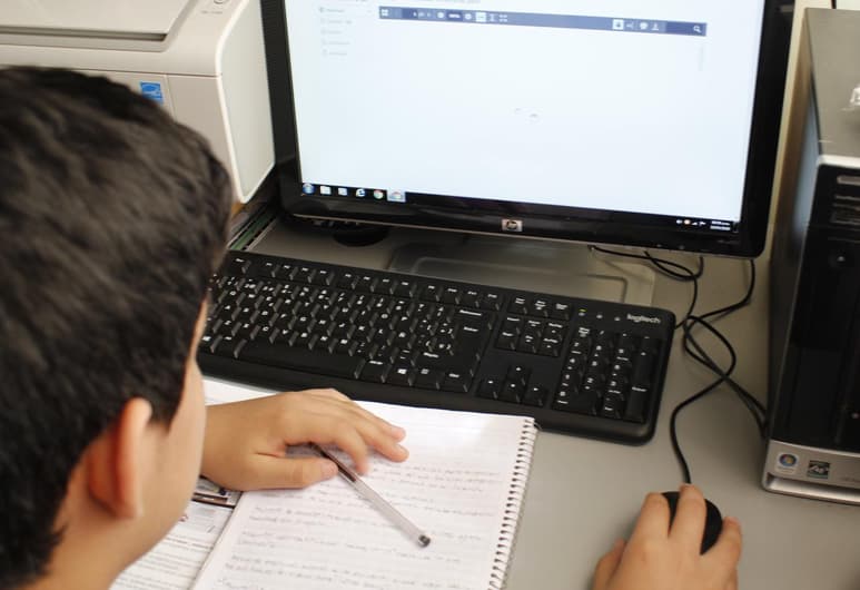De forma virtual y después del periodo vacacional decembrino, este lunes 03 de enero regresan a clases más de 200 mil estudiantes y 11 mil docentes. (EL SIGLO DE TORREÓN / VERÓNICA RIVERA)