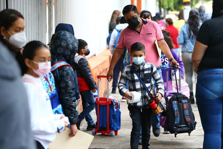 La SEP de México llamó este domingo a acatar las medidas contra COVID-19 en el regreso a clases presenciales. (EFE)