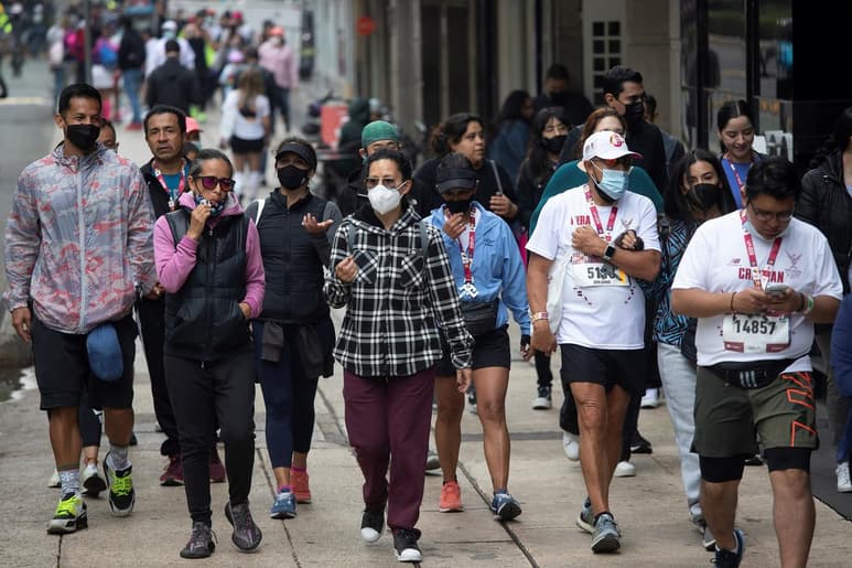 El mandatario federal indicó que en Estados Unidos se ha informado que solo bastan cinco días de reposo para una persona que se ha contagiado y los síntomas, señaló, no tienen las mismas características de la otra variante. (ARCHIVO)