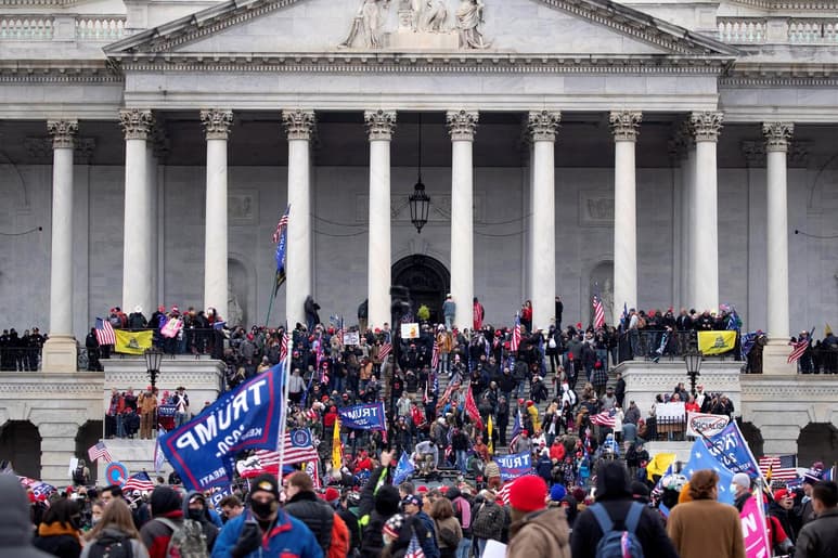 De entre los delitos que se acusa a los responsables del asalto al Capitolio se encuentra el entrar sin permiso al mismo hasta la agresión de oficiales de policía. (ARCHIVO)