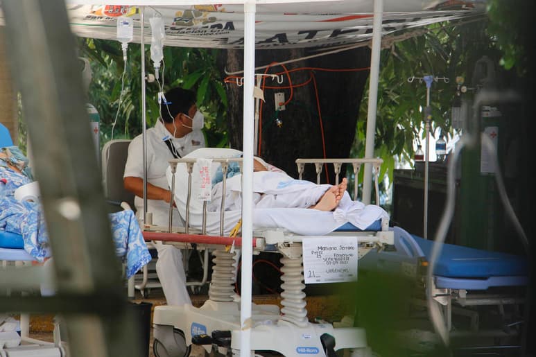 El documento enfatiza que a pesar de que la variante ómicron genera casos graves en menor número, comparado con la variante delta, en México aún circulan las dos variantes, por lo que se espera un número de nuevos contagios 'muy alto'. (ARCHIVO)