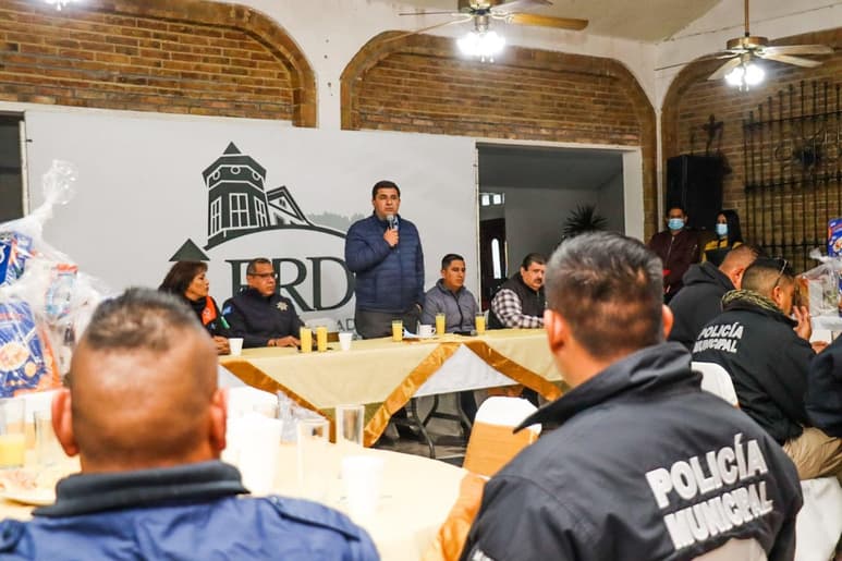 Martínez Cabrera felicitó a los 11 elementos que se integran a la Dirección de Seguridad Pública, solicitando que sus labores sean siempre en beneficio de la ciudadanía. (CORTESÍA)