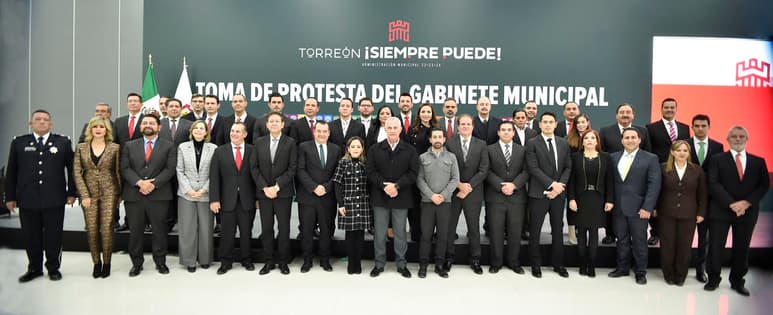En punto de las 13:40 horas, el mandatario local tomó protesta a una treintena del total de su gabinete, destacando a los encargados y encargadas de áreas clave como la tesorería, Tránsito, Seguridad Pública, Obras Públicas, entre otras. (RAMÓN SOTOMAYOR)