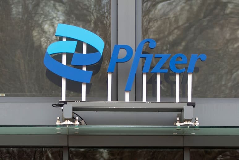 La farmacéutica estadounidense Pfizer dijo este lunes que espera tener en marzo una nueva vacuna contra la COVID-19 que mejore la protección contra la variante ómicron. (ARCHIVO)