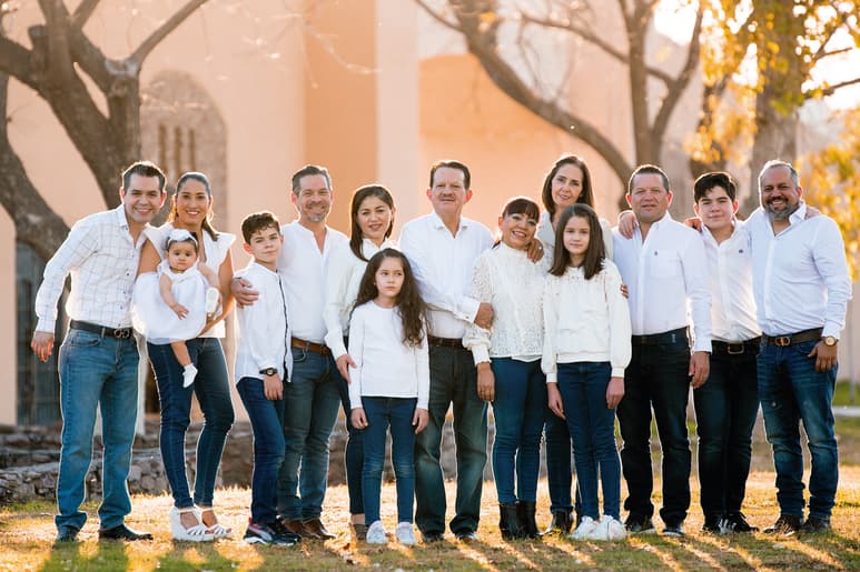 Familia reunida en la celebración del amor.