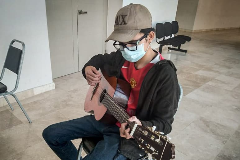 Con las prácticas para los alumnos de guitarra. (ARCHIVO)