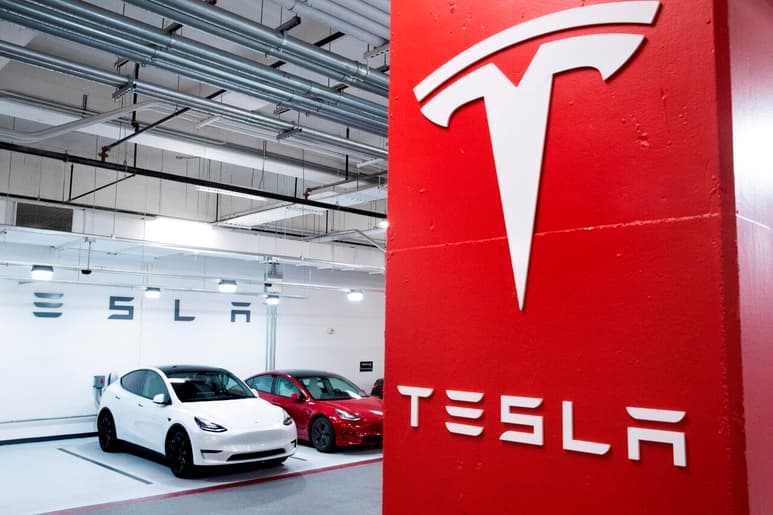 Los fiscales de California han presentado dos cargos por homicidio involuntario contra el conductor de un Tesla que estaba conduciendo con el sistema Autopilot y que pasó un semáforo en rojo, se estrelló contra otro automóvil y mató a dos personas en 2019. (ARCHIVO)