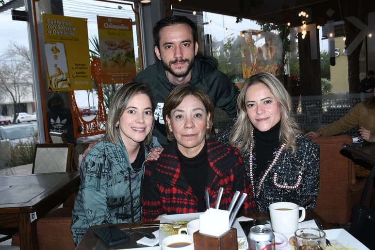 Marina, Karina, Keila y Salvador (FERNANDO COMPEÁN)