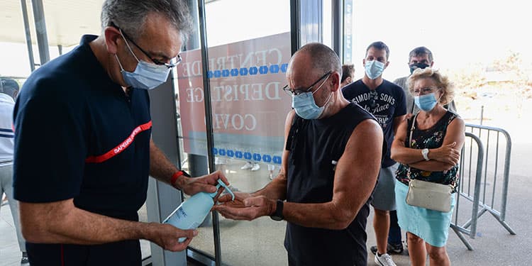 Casi 52.6 millones de personas en Francia han completado su vacunación. (ESPECIAL)