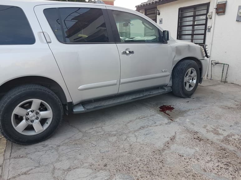 Al salir proyectada, la joven fue a dar contra una camioneta estacionada. (EL SIGLO DE TORREÓN)