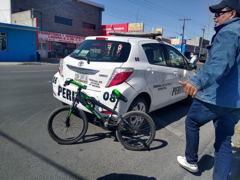El ciclista reconoció que se pasó el semáforo en rojo y fue impactado por el conductor de la camioneta.
(EL SIGLO DE TORREÓN)