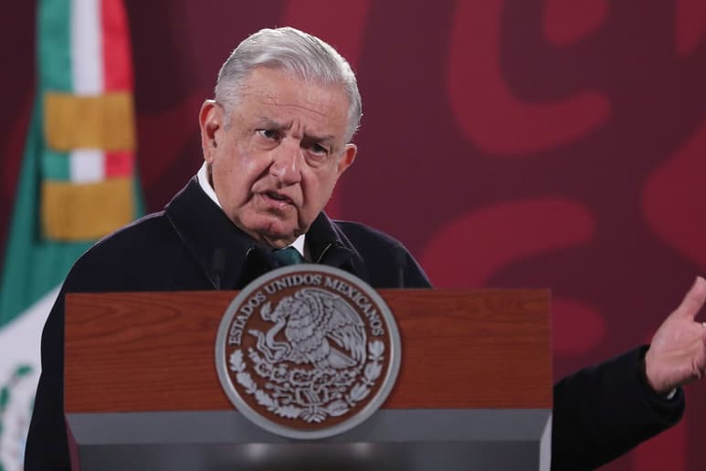 En el Salón Tesorería, López Obrador dijo que va a esperar la respuesta del periodista. (EFE)