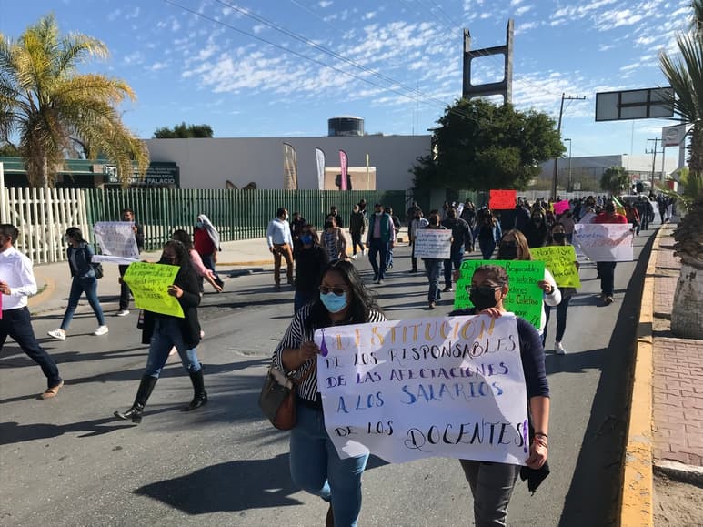 Los maestros del sistema de Telesecundarias marcharon por las calles de Gómez Palacio.