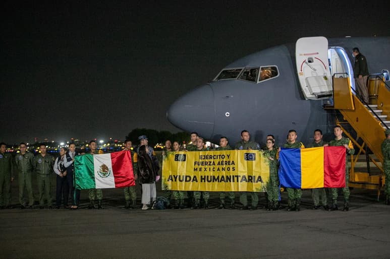 Tras 21 horas de viaje, este vuelo proveniente de Rumania llevó a 138 personas. De ese total, 130 se quedan en México y 8 van a otro país. (TWITTER)