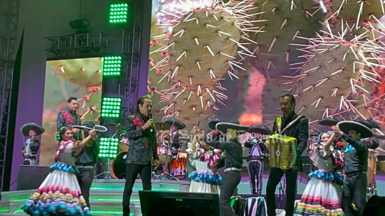 Los Tigres del Norte le cantan con mariachi a Vicente Fernández en Torreón