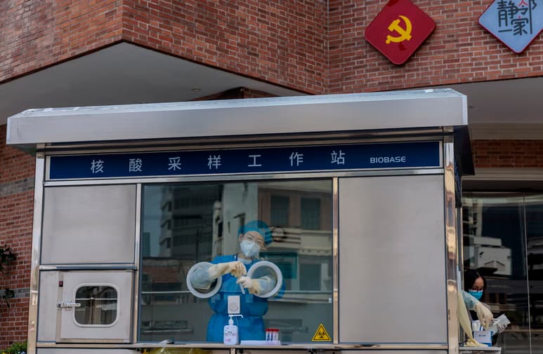 Gran parte de Shanghái, la ciudad más grande de China y un centro financiero, manufacturero y de transporte de mercancías, permanece cerrada, lo que trastorna la vida de las personas y afecta la economía. (ARCHIVO)