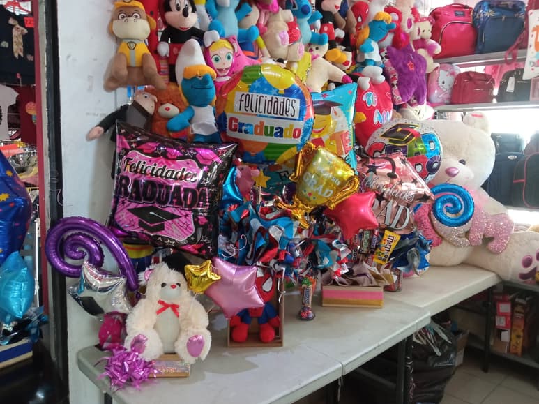 En pocos comercios se observa mercancía por la temporada de las graduaciones, algunos esperan al fin de semana para surtir sus productos. (EL SIGLO DE TORREÓN)