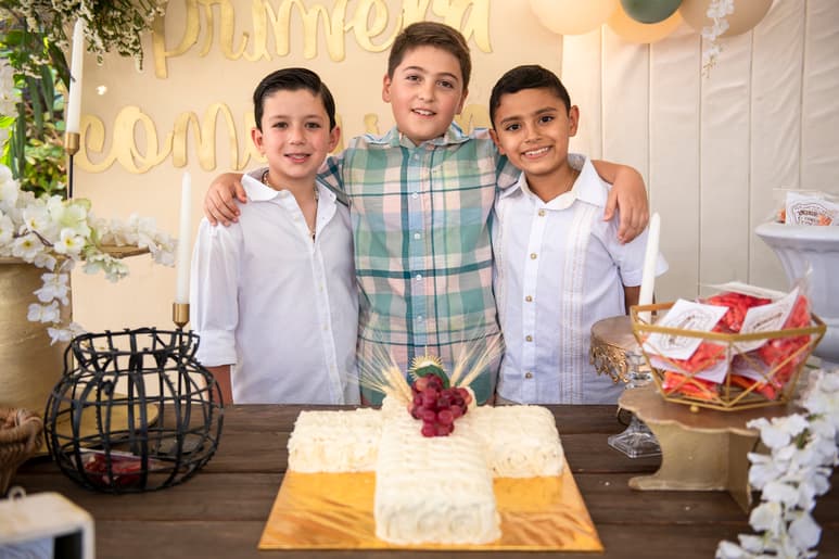 Rodrigo Madrazo festeja su Primera Comunión acompañado de toda su familia.