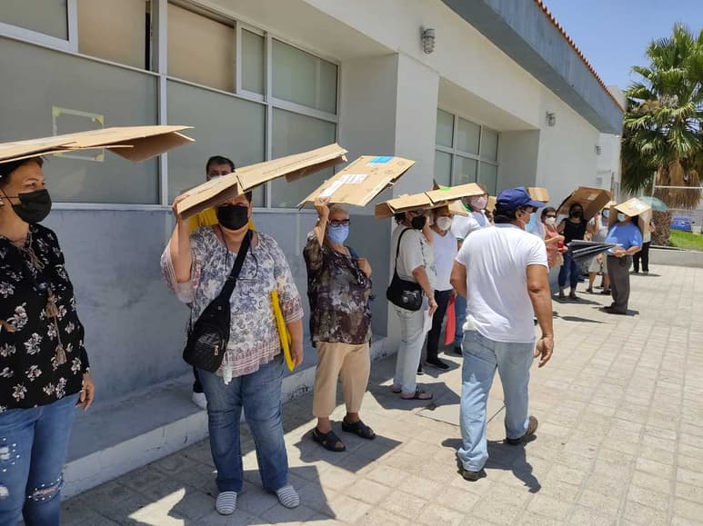 Pese a las altas temperaturas y los intensos rayos del sol, derechohabientes hicieron fila al exterior para poder surtir su receta médica.