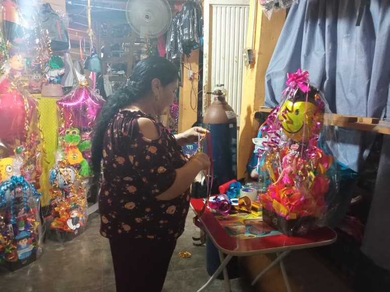 Esperamos que nos vaya bien: comerciante de San Pedro ante la llegada de la temporada de graduaciones