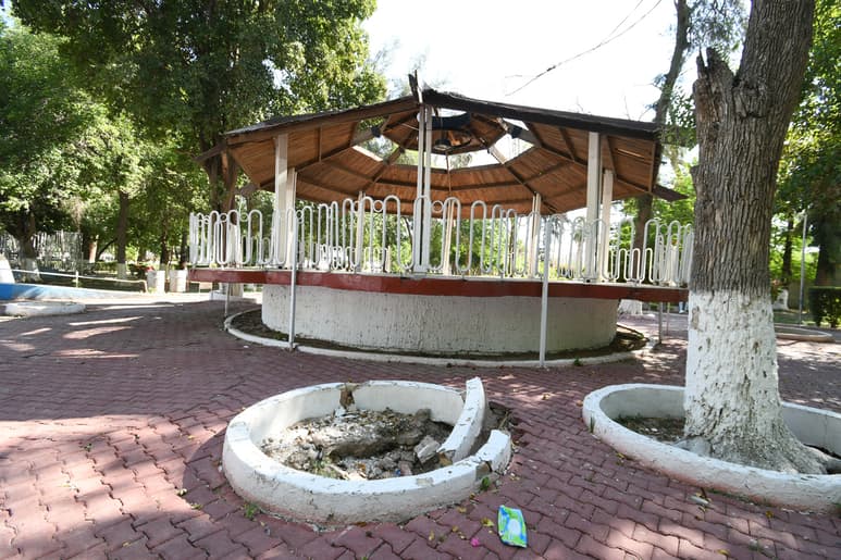 Su principal Kiosko presenta severos daños en su techo, asimismo el adoquín sobre el que descansa se está levantando debido a las raíces de los árboles que lo rodean.