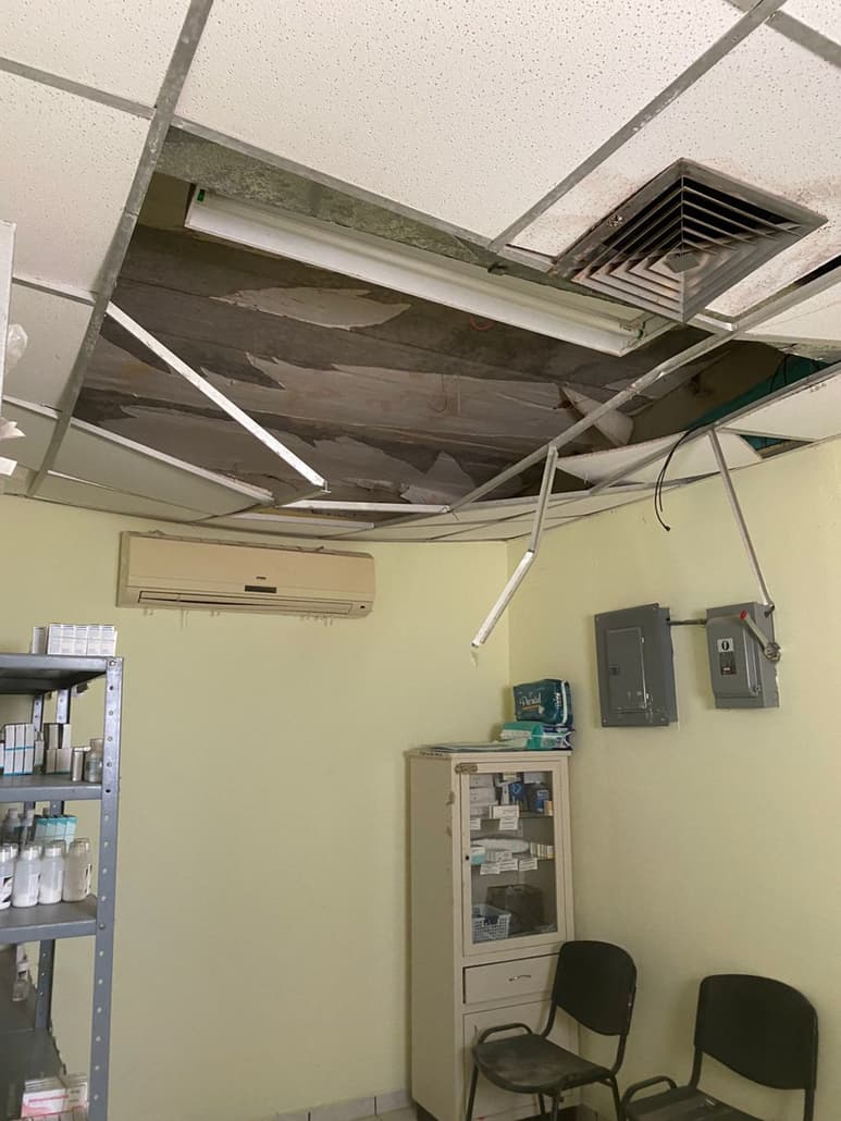 Desde hace tiempo se desprendieron algunos plafones del Centro de Salud Rural Albia. (EL SIGLO DE TORREÓN)