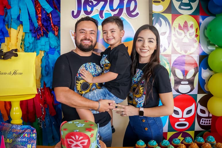 El cumpleañero con sus papás (EL SIGLO DE TORREÓN/EDIE RUIZ)